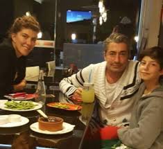 Erkan petekkaya hakkında erhan petekkaya, çocukluğunu i̇stanbul, anadolu yakası'nda geçirmiştir. Erkan Petekkaya Ogluyla Tatilde