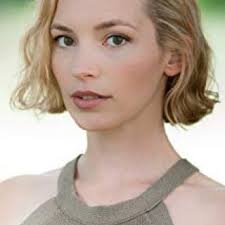 Veronica Beard Beverly Button Fly Flare jEans porté par Juliet Higgins  (Perdita Weeks) comme vu dans Magnum P.I. (S05E04)