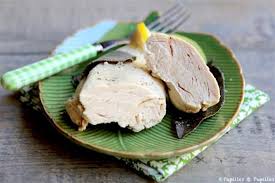 Blancs De Poulet Fermier Poches A L Eau Pour Accompagner Une Salade Ou Un Brunch Blanc De Poulet Poulet Poche Poulet