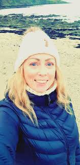 Introduction to a self-proclaimed dull woman who enjoys ukulele playing and  solitude