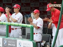 ìŒë°©ìš¸ ì†Œí™˜í•œ ë°•ê²½ì™„ ëŒ€í–‰ ì•¼êµ¬ ì¸ìƒì— ì´ëŸ° ìƒí™©ì€ 30ë…„ ë§Œì— ì²˜ìŒ ë„¤ì´íŠ¸ë‰´ìŠ¤