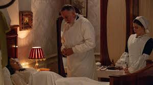 Avance del capítulo 577 de 'La Promesa' que se puede ver este martes en RTVE:  el doctor Ferrer, obligado a practicar una peligrosa cesárea a Catalina