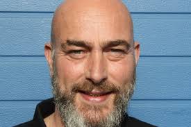 Chef d'Equipe live met casual kleding voor fietsers