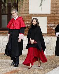 Capa negra de Carolina Herrera y vestido rojo asimétrico: este es el look de la reina Letizia a juego con el rey Felipe VI en uno de sus días más especiales: ha