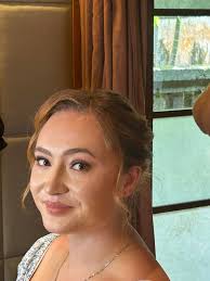 What is a similar liquid matte lipstick color to the one used by the makeup  artist?