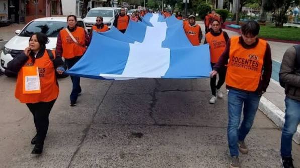 Paro docente: Autoconvocados marcharon y exigieron un salario mínimo de 2.800.000  pesos - Diario La Mañana