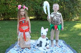 Lots of inspiration, diy & makeup tutorials and all accessories you need to create your own diy moana costume for halloween. Diy Moana Family Halloween Costumes Life With My Littles