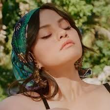 Filha de Ricardo Joel Gomez e Amanda (Mandy) Cornett, seus pais se  separaram quando a mesma era ainda pequena, dois anos depois da separação  sua mãe foi morar em Los Angeles com