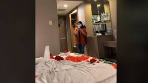 Rasulullah saw bersabda apabila ada seseorang dari kalian yang menikahi wanita atau membeli budak, maka. Suaminya Sabar Banget Malam Pertama Di Hotel Istri Malah Sibuk Foto Foto