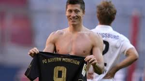Die auswechslung von torjäger robert lewandowski beim knappen 1:0 des fc bayern münchen beim fc augsburg war nach angaben von trainer hansi flick eine vorsichtsmaßnahme. Bayern Munchen 5 2 Augsburg Robert Lewandowski Bricht Den Rekord