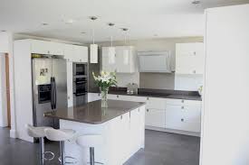 Tall Units And A Bridging Unit Frames The American Fridge Freezer To Incorporate It Visually Into The Kit Cuisines Design Cuisine Contemporaine