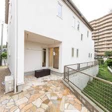 インナーバルコニー 変形土地を活用して作った 庭からひと続きの屋根付きバルコニー 洗濯物を干したり 椅子とテーブルを置いてセカンドリビングにしたり ワイワイbbqしたり さあ あなたならどう使う ホームページはこちらより ajf home patio