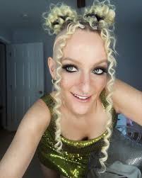 It's been a minute since I had time to play with new products, but I'm  obsessed with the @fazitbeauty Sprinkled Speckles glitter freckles! They  apply like temporary tattoos, wear like a dream,