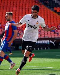 During the course of this season, guedes managed 2.1 dribbles per game in la liga. O3wt2ajhpg0bkm