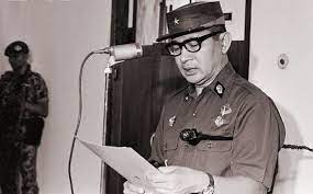 Kalau soeharto mundur, bagaimana sebaiknya cara mundurnya? Soeharto Dan Peristiwa G30s 1965 Berdikari Online
