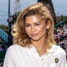 Eloise Benedict's Instagram, Twitter & Facebook