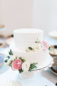 Add another 2 for cake seperato plates adding to the height of the cake. Simple 2 Tier Wedding Cake With Fresh Flowers Addicfashion