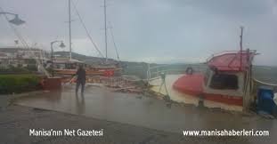 Ayvalık'ta sabay 07.00 sıralarında sağanak yağışla birlikte 80 km hıza ulaşan fırtına ortalığı kasıp kavurdu. Q3m6s Cn2odum