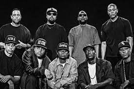 Drogenhandel und ganggewalt sind in der stadt compton im süden von la an der tagesordnung, während die polizei den vielen afroamerikanischen der enorme erfolg, den sie mit ihrem album „straight outta compton feiern können, gibt ihnen allerdings recht. Straight Outta Compton Cast Moonstar