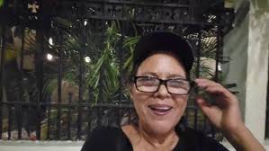 Se retira una del equipo rojo y mira quien la reemplazará. Comienza la  lucha de fuerza! Quien caerá?