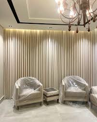 إطلالة أنيقة على ستائر الويفي التي تضيف لمسة من الانسيابية والفخامة إلى الغرفة. تم اختيار لون البيج الهادئ لتعزيز الشعور بالدفء والراحة. تصميم الويفي يمنح الستارة شكلًا متناسقًا ومثاليًا، مع توزيع الضوء