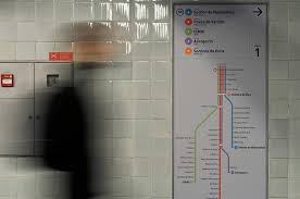 O metro do porto é bonito, limpinho e com estaçoes muito melhores do que outras grandes cidades europeias. Sinaletica Metro Do Porto On Behance