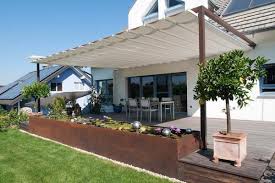 Moderne gartenterrasse planung und gestaltung terrasse gestalten. Gartenterrasse Mit Sonnensegel Wasserbecken Velusol