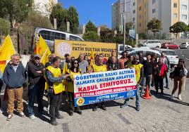 İzmirde öğrenci ve öğretmenlere mobbing uygulayan okul müdürü protesto  edildi!-VİDEO