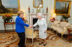 Johanna nahm es und machte einen höflichen knicks. Merkel Bei Queen Elizabeth Ii Die Kanzlerin Macht Alles Richtig Panorama Stuttgarter Zeitung