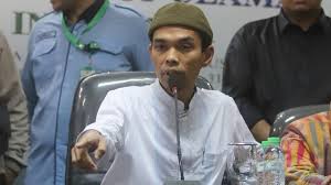 Gadis kerudung putih yoiki feat ustad solmed. Soal Hukum Perayaan Malam Tahun Baru Abdul Somad Habis Isya Tidur