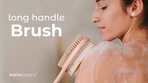 Amazon.com: MainBasics 沐浴用背部洗滌器– 長柄雙面刷適用於沐浴和磨砂含去角質和柔軟刷毛(薰衣草、木材) : 美容與個人護理