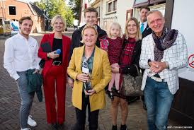Montana accidentally hurts her foot with an axe. Chateau Meiland In Voorjaar Terug Op Televisie Ditjes Datjes
