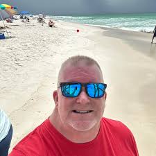 Our favorite “I Got You Baby” cameraman is here and ready to take YOUR  photo! Make sure you see him as you cross the finish line! 📸✨