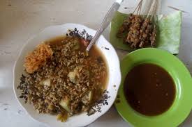 Seperti namanya, lontong kupang menyajikan irisan lontong yang dipadukan dengan kupang yakni sejening kerang yang bewarna pucat dengan. Lontong Kupang Pak Misari Sidoarjo Lezat Berkat Jurus Tapak Tangan