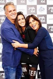 Seu talento musical foi manifestado aos quatro anos de idade quando começou a tocar piano de ouvido para a alegria dos pais, orlando de morais (um fazendeiro de tradicional família goiana). Ana Morais Filha De Gloria Pires E Orlando Morais Completa 18 Anos Famosos Extra Online