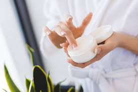 M.O.I Cosmetics tư vấn: Bôi kem dưỡng da có cần tẩy trang không?