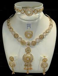 Jewellery Designs And Collections From Saudi Arabia Gold Jewellery Design Necklaces Gold Necklace Set Gold Bangles Design