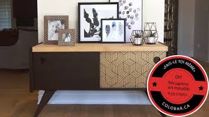 Si vous n'avez pas assez de papier peint pour recouvrir l'ensemble de la commode, recouvrez uniquement les tiroirs de papier peint et peignez le reste de la commode de la même couleur. Diy Recuperer Un Meuble Avec De La Peinture Et Du Papier Peint Autocollant Youtube