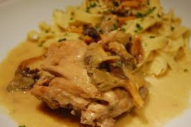 C'est une recette de georges blanc que j'ai interprétée à ma façon ; Poularde Cremee Au Riesling Et Chanterelles Cuisine Metisse