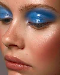 Glossy Blue Eyeshadow Makeup Look By Mua Janniebosma Blue Makeup Looks Blue Makeup Glossy Makeup