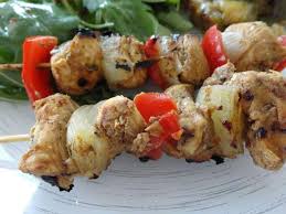 Le poulet marine dans le jus de citron, le miel, le vinaigre balsamique et le gingembre pour donner de la. Les Meilleures Recettes De Brochettes De Poulet Et Miel