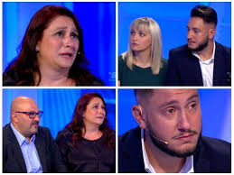 Se il destinatario accetta di fare pace o di incontrare chi l'ha chiamato, la busta, posta al centro dello studio, si apre e le due persone possono abbracciarsi. Maria De Filippi Un Gesto A C E Posta Colpisce Ecco Perche Ha Chiuso L Ultima Busta