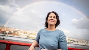 Die grünen konzentrieren sich auf ihrem parteitag aufs fehlervermeiden, kanzlerkandidatin annalena baerbock hält eine durchschnittsrede. Kommentar Zu Grunen Kandidatin Annalena Baerbock Wenn Es Ernst Wird Kneift Sie
