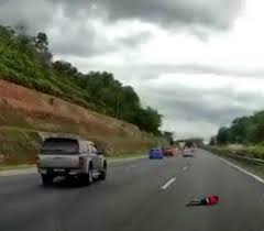 Viral budak tercampak dari kereta, budak tercampak pemandu myvi direman, maut tercampak keluar dari kereta, rakaman cctv myvi berlumba sebelum kemalangan duke, takdir lapan budak basikal, dua nyaris maut kereta dihempap cerucuk besi. Myvi Lawan Jazz Punca Bayi 18 Bulan Tercampak Keluar Kereta