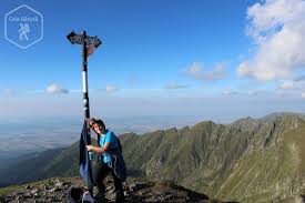 It is located in argeș county , in the făgăraș mountains of the southern carpathians. Pe CreastÄƒ Spre Varful Moldoveanu Un Traseu De Neuitat