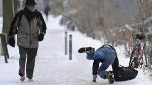 Wenn du auf der suche nach lustigen bildern bist, bist du hier genau richtig! Blitzeis Sorgt Fur Slapstick Szenen Auf Den Strassen Von Kiew Video Stern De