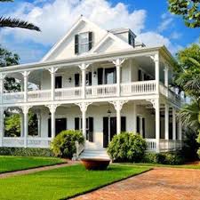 Sweet Lots Of Porches To Hide On With A Cup Of Tea And My Tablet Avec Images Belle Maison Maison Creole Maison Victorienne
