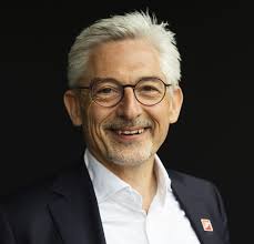 Fragebogen Nahaufnahme mit Ferchau-Chef Alexander Schulz, der mit seiner  westfälischen Sturheit andere schon mal in Harnisch bringt