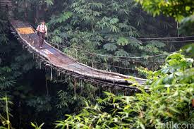 Berikut adalah lirik serta chord lagu jembatan gantung dari slank: Jembatan Gantung Mengerikan Di Lenteng Agung Jaksel