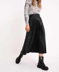 Simili cuir noir noué jupe asymétrique plissée notre jupe noir noué est intelligente, sans effort, chic et seasonless. Jupe Plissee Simili Cuir Noir 30 690737899a08 Pimkie